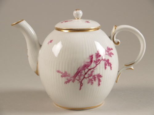 Theepot met bietenrood decor van vogel op tak