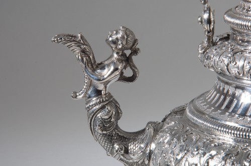 Zilveren theeketel, peervormig lichaam met gedreven Daniël Marot-decoratie