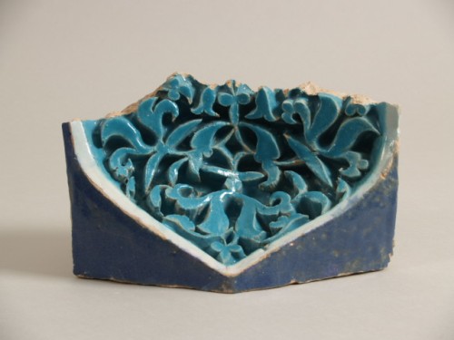 Bouwkeramiek, fragment, met uitgesneden decor van lotusbloemen