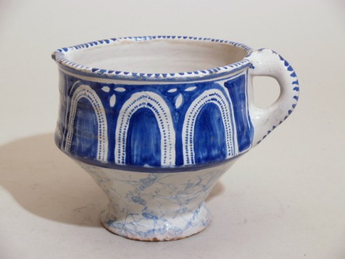 Melkpot met decor van landschap in blauw met paarse trek