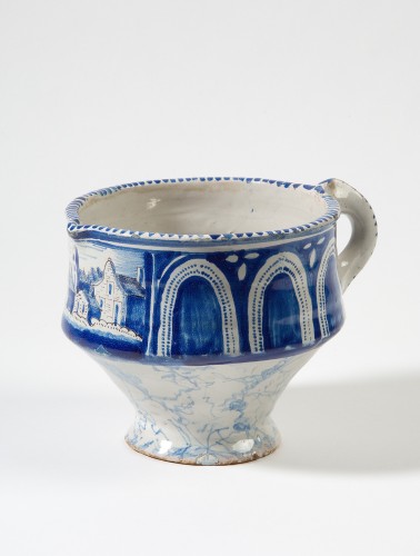 Melkpot met decor van landschap in blauw met paarse trek