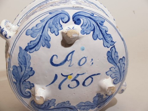 Komfoor met blauwwit decor van guirlandes