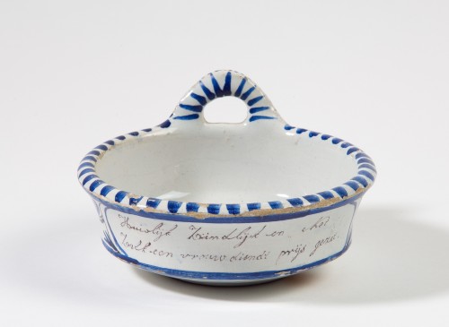 Melkpot met blauw met paarse trek, decor van floraal motief