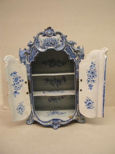 Linnenkast met ornamentaal-floraal decor