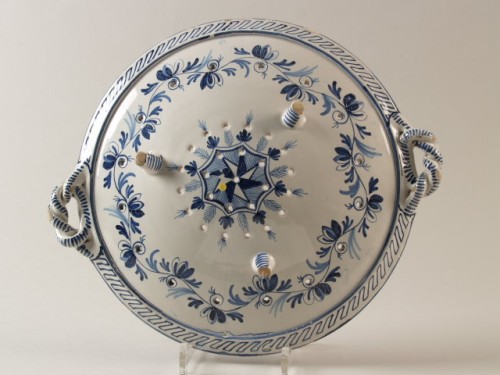Vergiet met blauwwit decor van 3 vissen