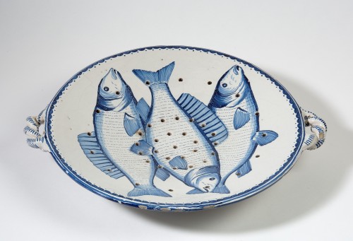 Vergiet met blauwwit decor van 3 vissen