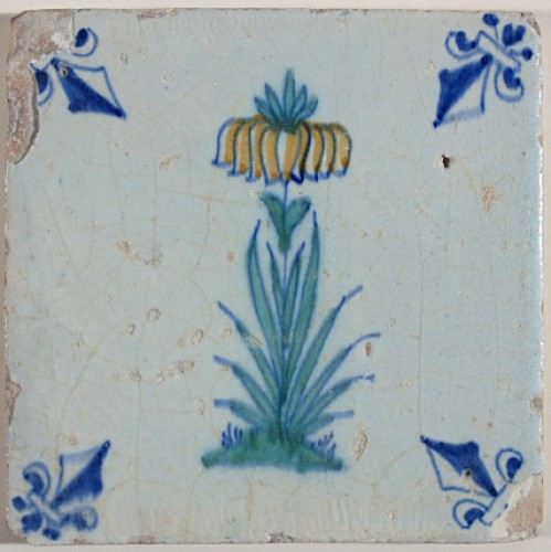 Tegel met bloemdecor.