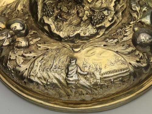 Huwelijksbokaal van verguld zilver met decor in relief