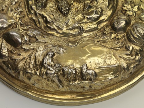 Huwelijksbokaal van verguld zilver met decor in relief