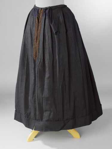 Wollen rok van donkerblauwe stof, bruin band, gedeeltelijk gerimpeld