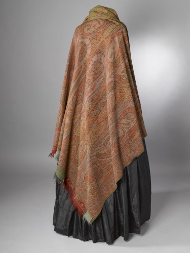Langwerpige slingerdoek van wol met kasjmierpatroon, lusvormige palmetten