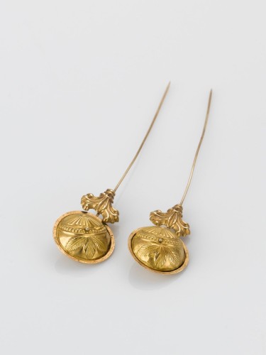 Paar Amelander gouden mutsenspelden met ronde knoppen versierd met drijf- en stampwerk