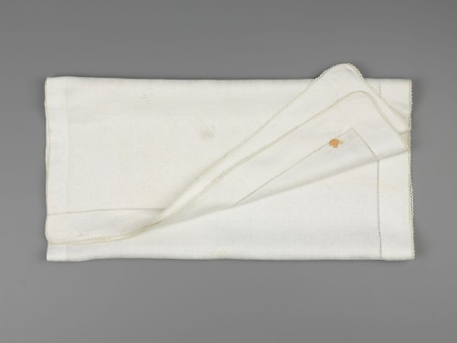 Rabbat of kleedje van wit linnen damast met open naaiwerk en kloskant met open naaiwerkmonogram I.A.