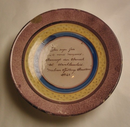 Schotel met spreuk in paarse, gele en blauwe rand met als opschrift o.a. Webren Tjallings Baatsma 1842