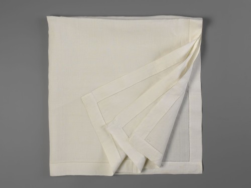 Vierkante zakdoek met witwerkmonogram AB