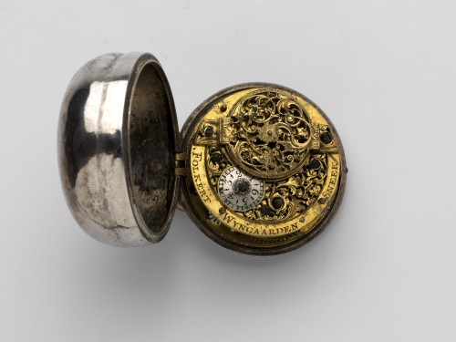 Groot zilveren horloge met zilveren wijzerplaat waarop datumaanwijzing en in een boog: "Wijngaarden"