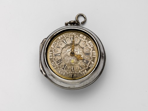 Zilveren horloge met losse buitenkast en zilveren wijzerplaat