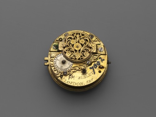 Rond horloge met gekleurd emaille wijzerplaat, man en vrouw in 18e-eeuwse dracht