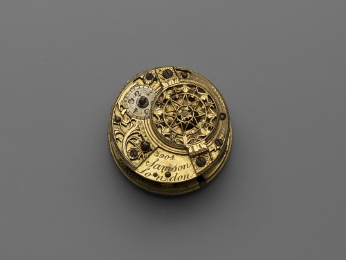 Rond horloge met zilveren wijzerplaat; Romeinse en Arabische cijfers