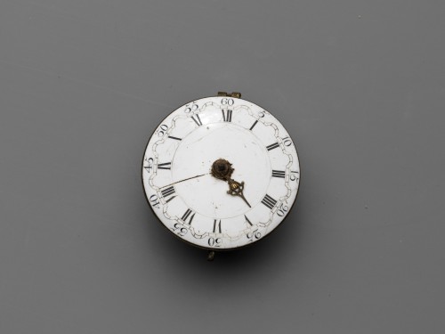 Rond horloge, witte geëmailleerde wijzerplaat met Romeinse en Arabische cijfers
