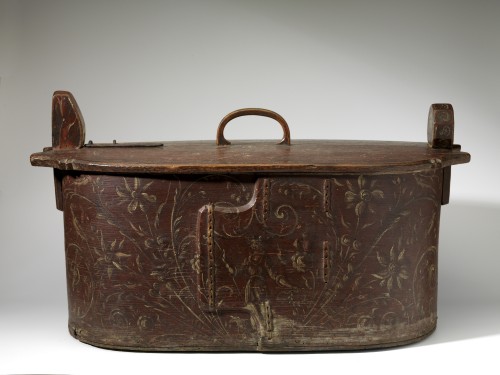 Beschilderde Hindelooper budde, grisaille op bruine ondergrond, vrouw te midden van ornamenten