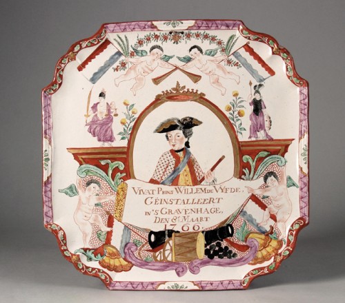 Vierkante plaat of cabaret met polychroom decor van prins Willem V in een cartouche, omkaderd door atributen, figuren en symbolen