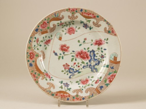 Bord met decor van Chinese rol met bloemen en rotspartijen, famille rose