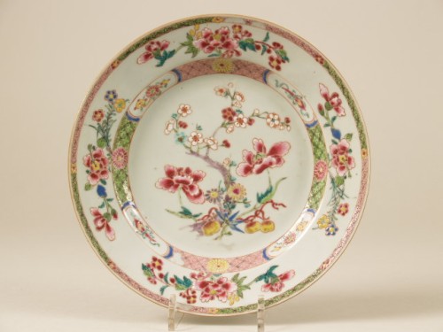 Bord met decor van bloemen, famille rose