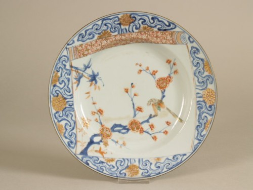 Bord met decor van uitgerolde rol waarin vogel op prunustak, imari