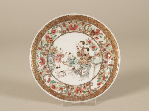 Bord met decor van dames, zotjes, hazen en gelukssymbolen, famille rose