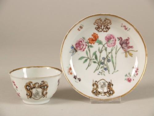Kop en schotel gedecoreerd met een monogram, een wapen en bloemdecor, chine de commande, famille rose