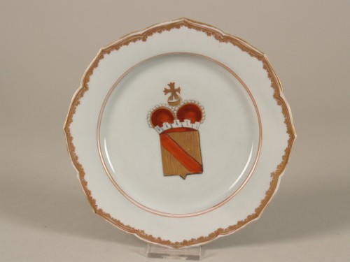 Bord met decor van familiewapen, chine de commande, famille rose, melk en bloed