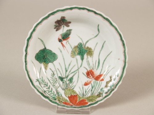 Schoteltje met decor van lotusplanten en vogel, famille verte