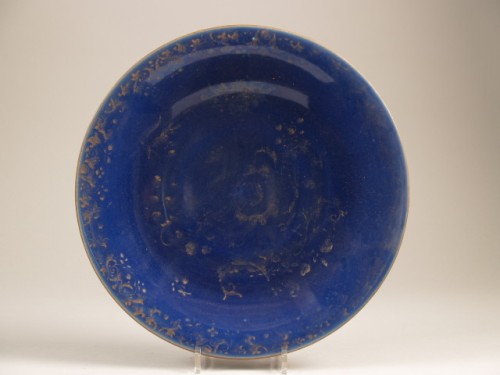 Schaal met donkerblauw glazuur en verguld decor van bloemen