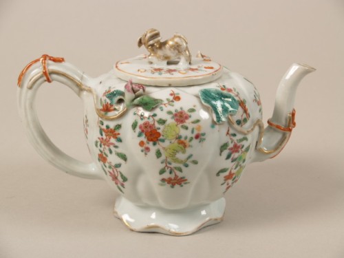 Trekpot met deksel met decor van bloeiende takken met linten, famille rose