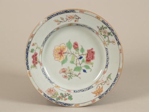 Bord met decor van bloemranken, famille rose