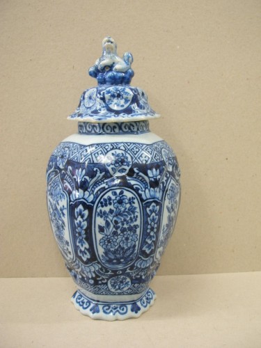 Pot met ornamentaal-floraal decor