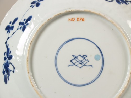 Schotel met een voorstelling van een rotspartij en een chrysant