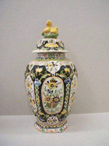 Pot met ornamentaal-floraal decor