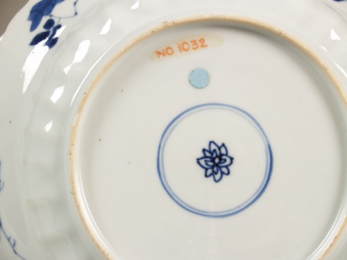 Bord, diep, met geschulpte rand en decor van oeverlandschap met vissers