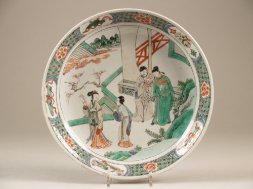 Schaal met decor van figuren op een terras, famille verte