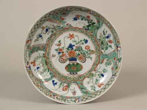 Schaal met decor van hengselmand met bloemen, insecten en cartouches, famille verte