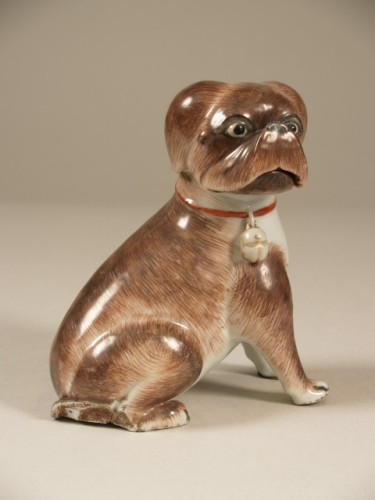 Hond met polychrome bovenglazuur beschildering