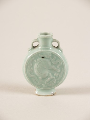 Miniatuurfles dan wel maanfles in miniatuur met decor van qilin, celadon