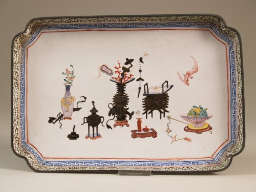 Presenteerblad, rechthoekig email op koper, met polychroom decor met 100 oudheden op een wit fond