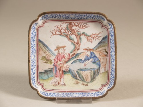 Bord, vierkant, wit email op koper, met polychroom decor van figuren in landschap