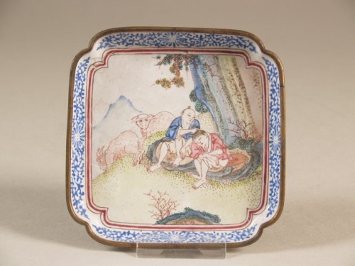 Bord, vierkant, wit email op koper, met polychroom decor van figuren in landschap