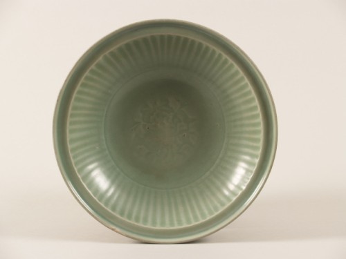 Schotel met floraal en radiaal decor, celadon
