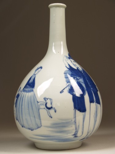 Fles met decor van westers geklede mensen waaronder Titia Bergsma