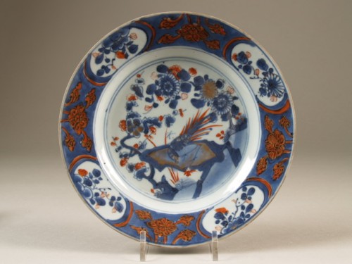 Bord met polychroom decor van vogel op rots in Chinese imaristijl